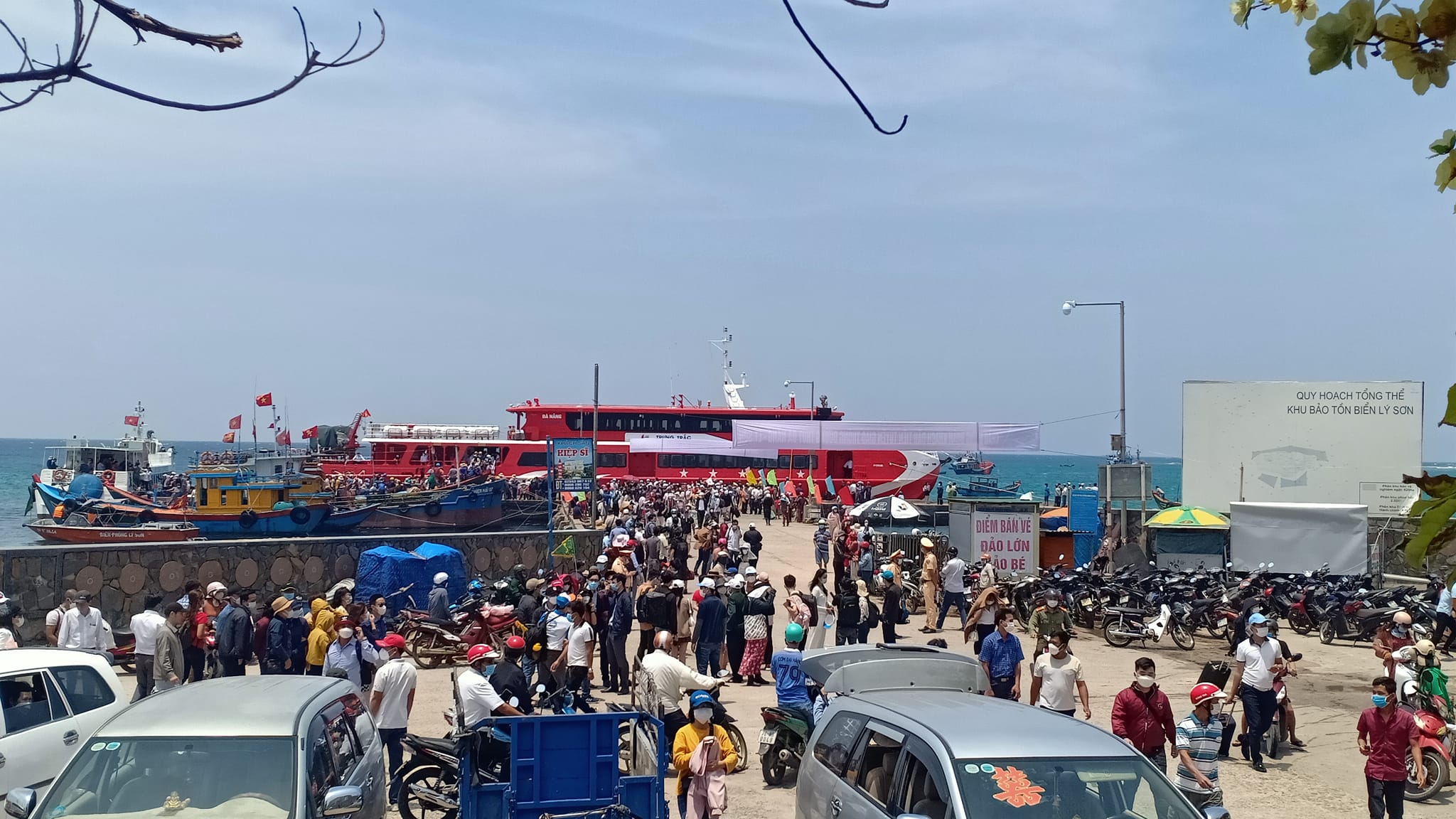 Hình ảnh nhân dân đảo Lý Sơn, Quảng Ngãi chào đón chuyến tàu cao tốc đầu tiên từ Đà Nẵng